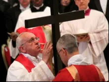 Papa Francisco frente à Cruz, na liturgia da Sexta-feira Santa de 2013.