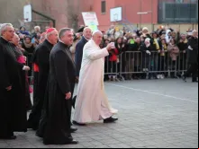 O Papa Francisco chega à igreja de Todos os Santos em Roma onde celebrou a Missa neste sábado. Foto Martha Calderón