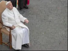 O Papa Francisco reza diante da Virgem Imaculada