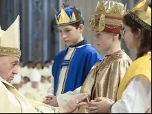 Papa Francisco abençoa crianças vestidas de Três Reis Magos