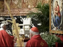 O Papa reza diante da Virgem no Domingo de Ramos.