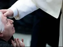 O papa abençoa uma mulher na Audiência Geral