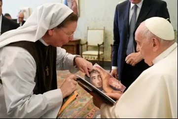 Papa_audiencia_vaticano_monjita.jpg