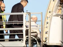 Papa Francisco embarca no avião de cadeira de rodas