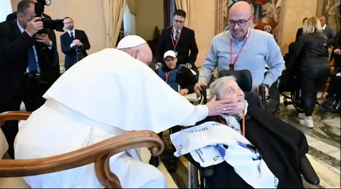 Papa_enfrema_ARIS_VATICANO.jpg ?? 