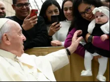Papa Francisco cumprimenta as famílias do Vaticano