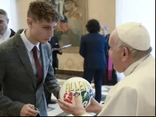 Papa Francisco com um jovem da Ação Católica
