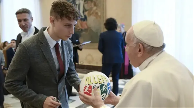 Papa_joven_balon_AccionCatolica_15122022_VaticanMedia.jpg ?? 