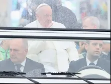O papa Francisco saúda os peregrinos na chuva