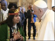 Papa Francisco com mulher indígena