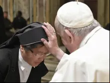 Papa com religiosa