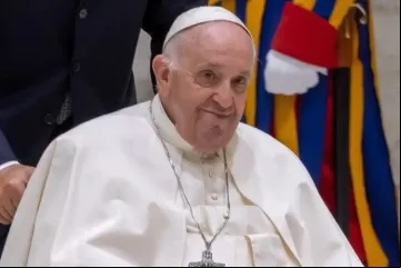 Papa_sonriente_silla.jpg