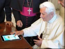 Foto de Bento XVI enviando seu primeiro tweet