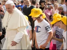 Papa acompanhado por crianças durante a audiência Geral.
