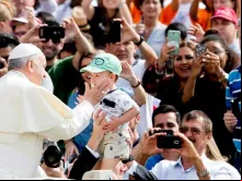 Papa Francisco saúda os fiéis no começo da Audiência Geral.