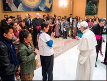 Papa Francisco e representantes indígenas no Vaticano.