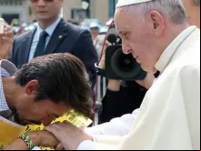 Papa Francisco abençoa um fiel, durante sua visita apostólica à Coreia do Sul em 2014.