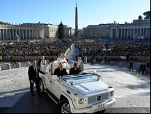 Papa Francisco chega à Praça de São Pedro