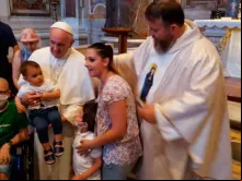Papa Francisco, Pe. Jarek Cielecki e um grupo de crianças com câncer diante do túmulo de São João Paulo II.