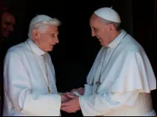 Bento XVI e o Papa Francisco. Foto L'Osservatore Romano