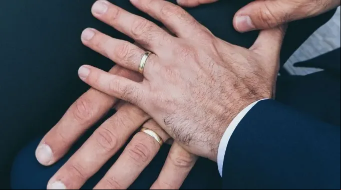 Pareja-homosexual-Nick-Karvounis-Unsplash-240321_1.jpg ?? 