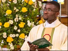 Pe. Paschal Uche em sua ordenação. Crédito: Diocese de Brentwood