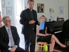 Pastor Ruotsalainen com sua comunidade. 