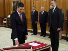 Pedro Sánchez promete ante a Constituição da Espanha, sem crucifixo e sem uma Bíblia.
