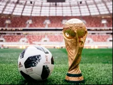 A Telstar 18, bola oficial da Rússia 2018 junto com a taça do mundo.