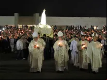 Cardeal António Marto e Dom António Augusto Azevedo na procissão das velas 