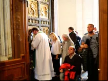 Peregrinos cruzando a Porta Santa da Basílica de São Pedro 
