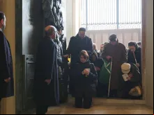 Peregrinos ingressando pela Porta Santa em Roma 