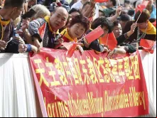 Um grupo de peregrinos chineses na Praça de São Pedro no Vaticano.