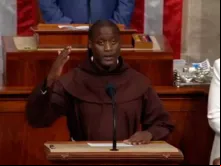 Peter Tabichi abrindo a sessão do Congresso dos Estados Unidos em 17 de setembro com uma oração