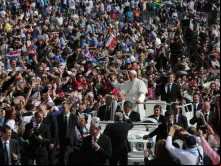 Papa Francisco diante de uma multidão na Praça de São Pedro. Crédito: Daniel Ibáñez