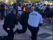 Policiais de joelhos em momento de oração por George Floyd. Crédito: Departamento de Correções e Reabilitação do Condado de Miami-Dade.