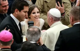 Papa Francisco saúda casais
