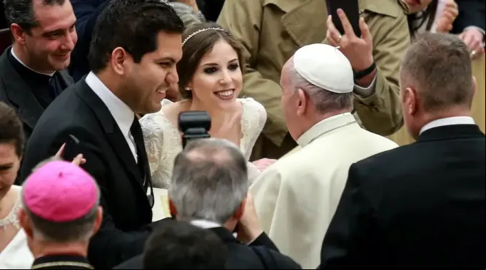 Pope_Francis_greets_newly_married_couple_at_the_ge.jpg ?? 