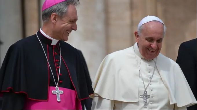 Pope_Francis_greets_pilgrims_in_St_Peters_Square_after_the_Wednesday_general_audience_May_7_2014_Credit_Daniel_Ibez_CNA_6_CNA_6_24_16.jpg ?? 