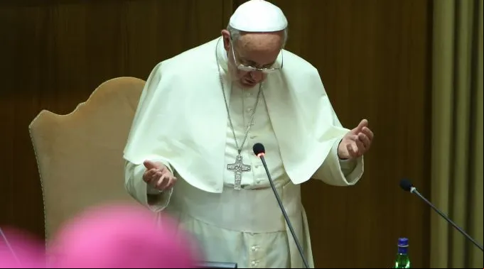Pope_Francis_praying_of_the_Our_--Father_to_encounter_with_CEI_Daniel_Ibanez_2015-05-18_.jpg ?? 