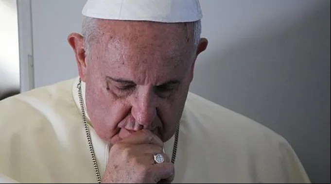 Pope_Francis_prays_with_journalists_on_the_papal_flight_en_route_to_South_Korea_August_14_2014_Credit_Alan_Holdren_CNA_CNA_8_14_14.jpg ?? 