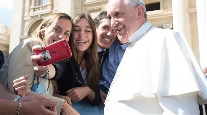 Pope_Francis_takes_a_selfie_with_pilgrims_at_the_April_1_2015_general_audience_in_St_Peters_Square_Credit_Vatican_Media_.jpg ?? 