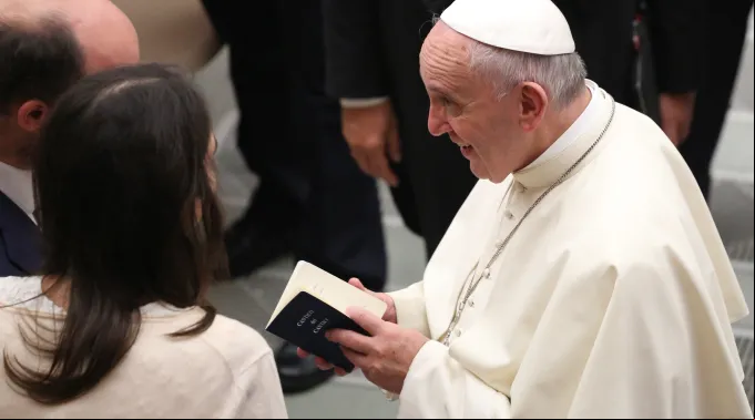 Pope_receiving_Canticle_Of_Canticles.jpg ?? 