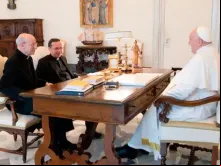 Monsenhor Fernando Ocáriz, prelado da Opus Dei; Padre Mariano Fazio, vigário auxiliar; e o papa Francisco na audiência de 3 de junho.