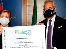 A presidente do Hospital Bambino Gesù recebe o prêmio.