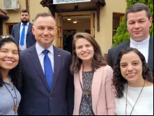 Presidente da Polônia, Andrzej Duda, com membros da Comunidade Shalom.