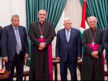 Ao centro, o bispo Pierbattista Pizzaballa e o presidente Mahmud Abbas