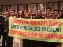 Jovens defensores da família exigindo a retirada da ideologia de gênero no PNE em Brasília em abril de 2014.