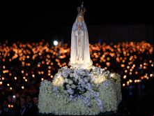 Procissão das velas no Santuário de Fátima, em Portugal 