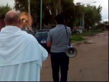 Procissão do Sagrado Coração de Jesus no bairro de Cambaceres, Buenos Aires. Crédito: Pe. Christian Viñas.